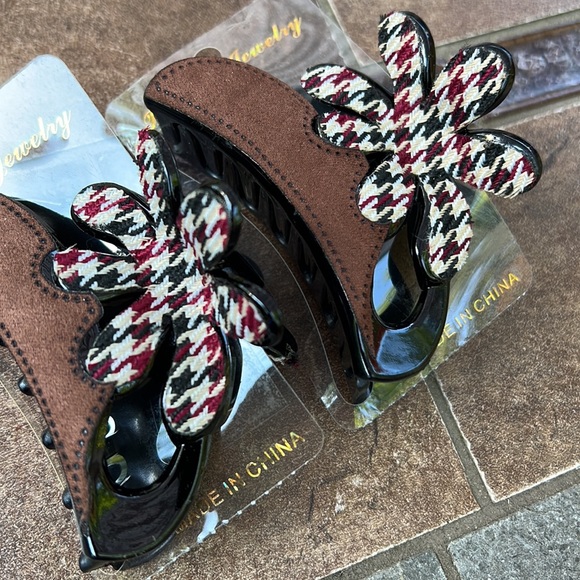 New Pair of Faux Suede Squeezable Hair Clips - Picture 6 of 6